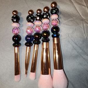 Beaded makeup brushes set